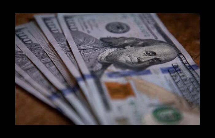 Economista advierte sobre la situación del dólar