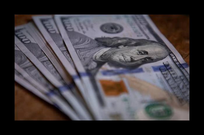 Economista advierte sobre la situación del dólar