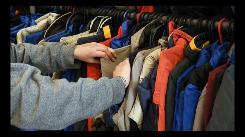 Encuesta revela que muchos argentinos dejaron de comprar ropa y tecnología