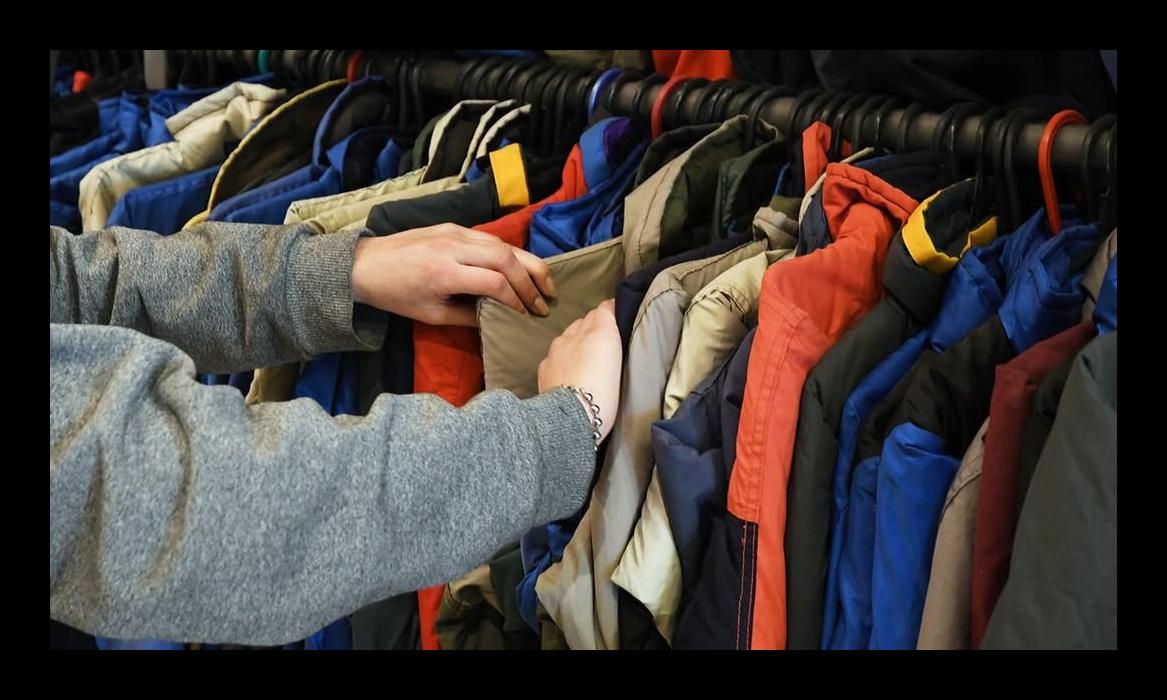 Encuesta revela que muchos argentinos dejaron de comprar ropa y tecnología